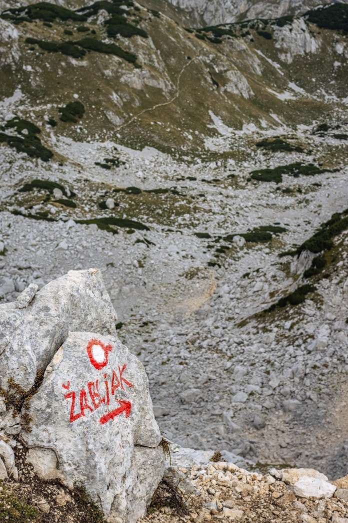 Rock signposting the route to Zabljak
